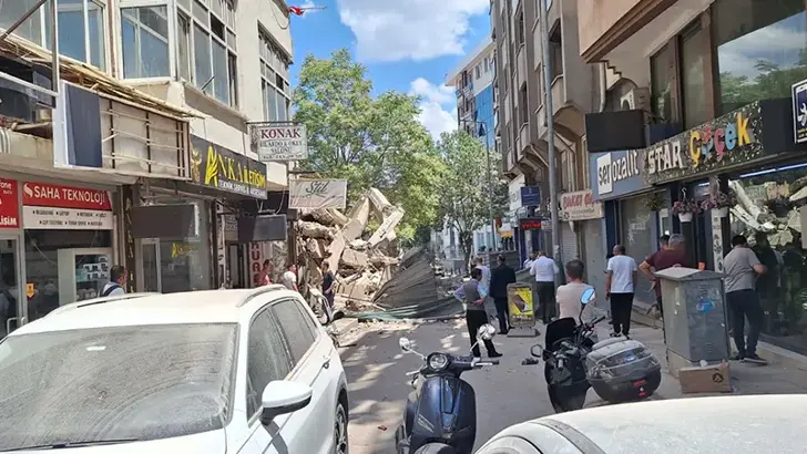 Yıkımı Yapılan 9 Katlı Binada Çökme Meydana Geldi 1