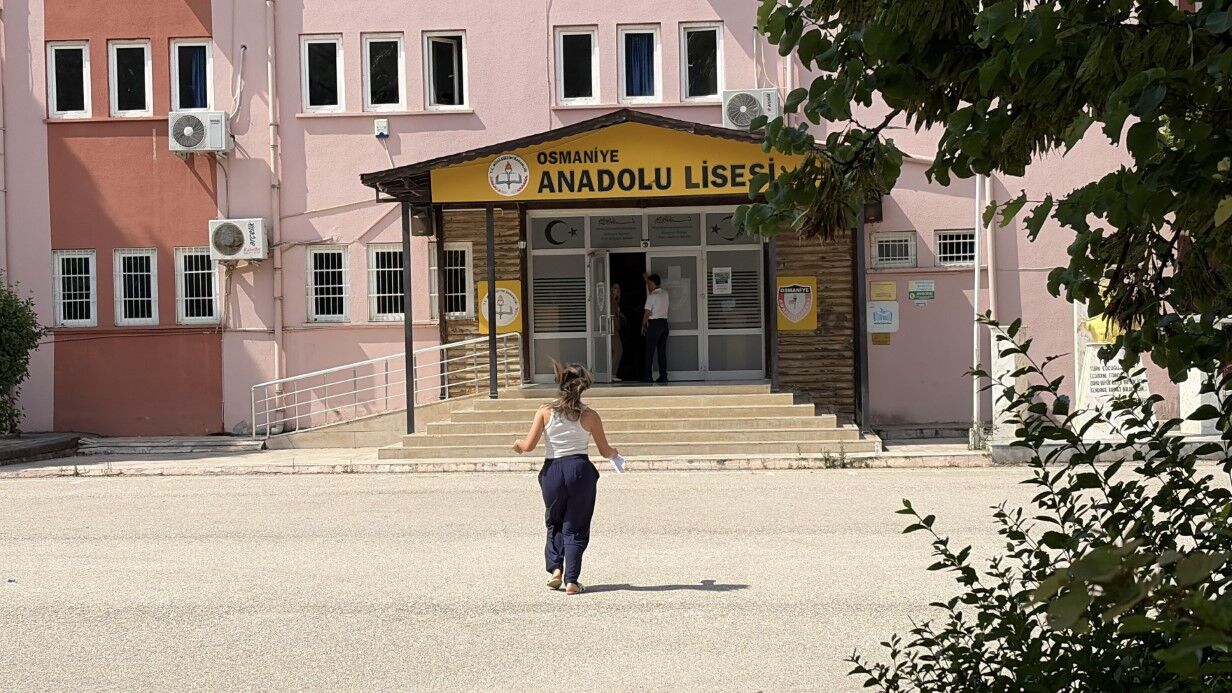 Yks'nin Ikinci Gününde De Adaylar Ter Döktü; Kimi Sınava Geç Kaldı, Kimi Son Dakika Yetiştirildi