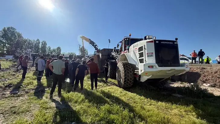 Yüksekova’da Yolcu Minibüsü Ile Kamyon Çarpıştı; 2 Ölü, 3 Yaralı