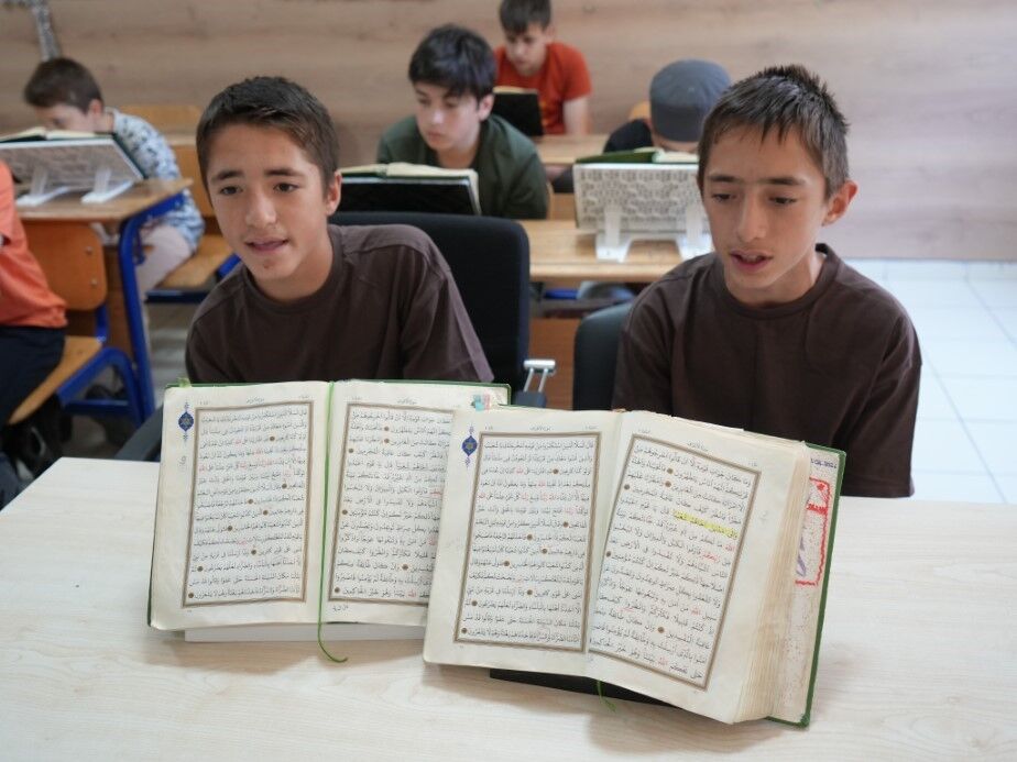 13 Yaşındaki Ikiz Kardeşler Birlikte Kur’an I Kerim’i Ezberleyerek Hafız Oldu 1