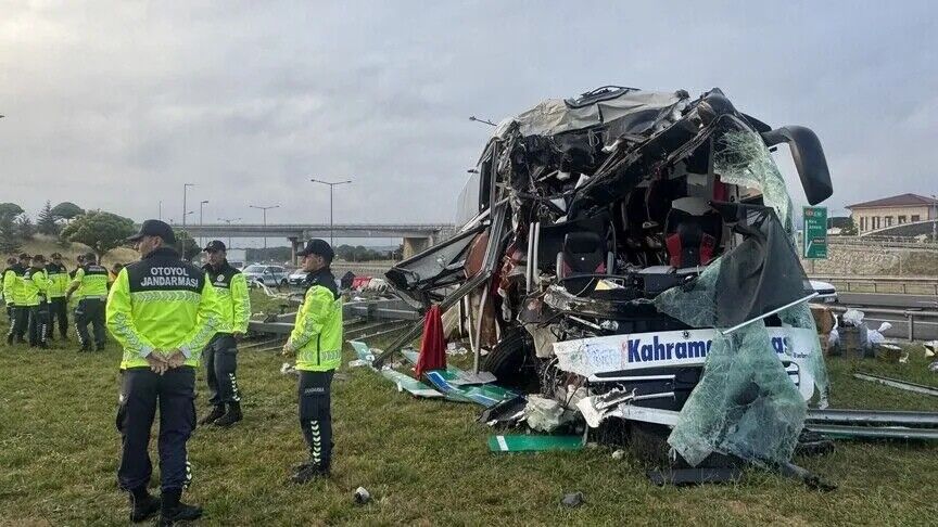 Kahramanmaraş plakalı yolcu otobüsü, tabelaya çarptı: 4'ü ağır, 13 yaralı