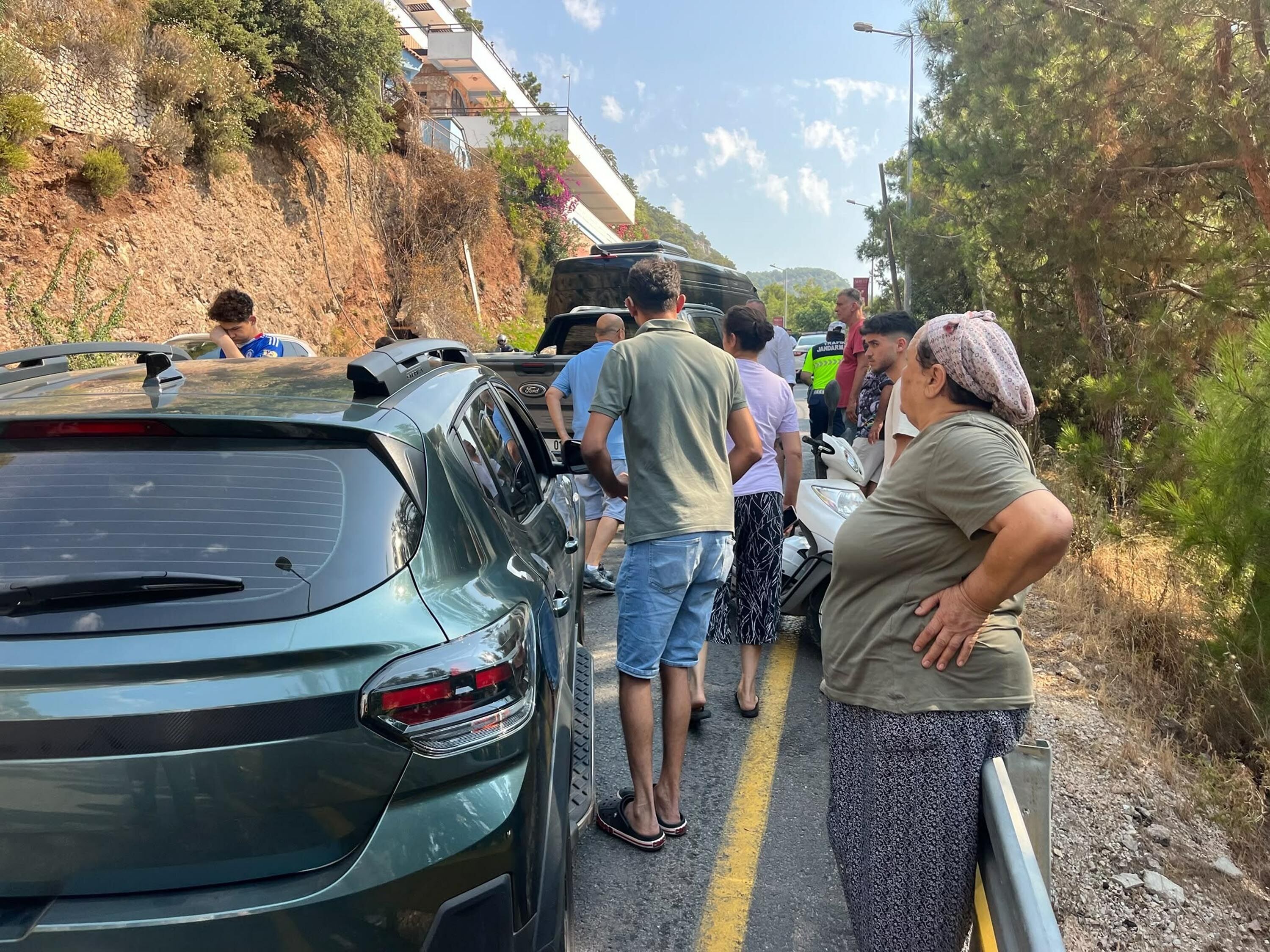 4 aracın karıştığı kazada; otomobilden yola fırlayan Emircan öldü