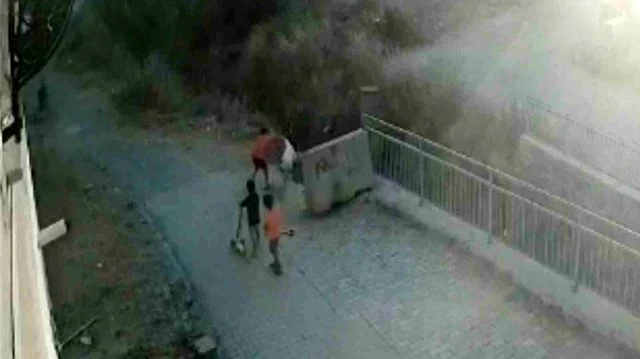 6 Yaşındaki Otizmli Çocuğu Su Kanalına İttiler! (1)