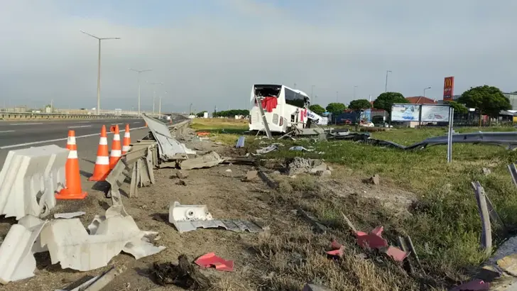 Kahramanmaraş plakalı yolcu otobüsü, tabelaya çarptı: 4'ü ağır, 13 yaralı