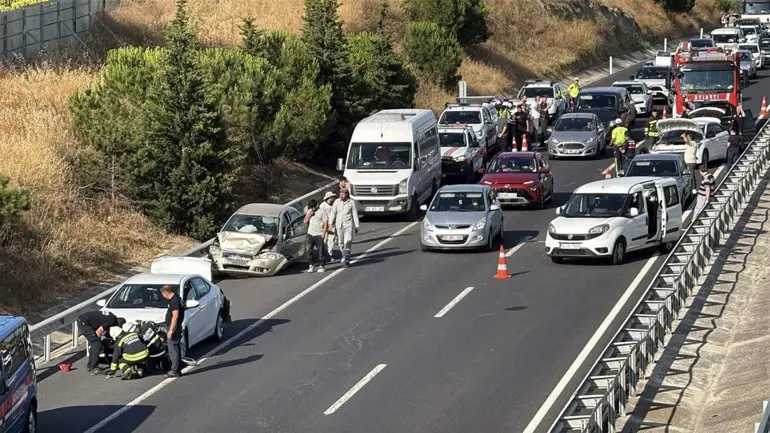 7 Araç Birbirine Girdi Zincirleme Kazada 1 Yaralı (1)