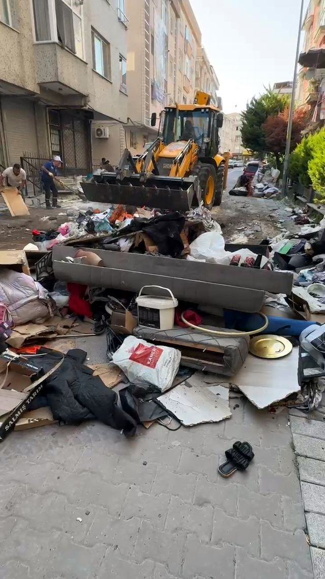 7 Aydır Kira Alamayan Ev Sahibi, Dairedeki Eşyaları Sokağa Attı (1)