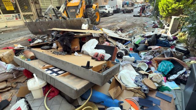 7 Aydır Kira Alamayan Ev Sahibi, Dairedeki Eşyaları Sokağa Attı (2)