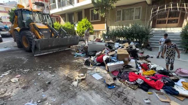 7 Aydır Kira Alamayan Ev Sahibi, Dairedeki Eşyaları Sokağa Attı (3)