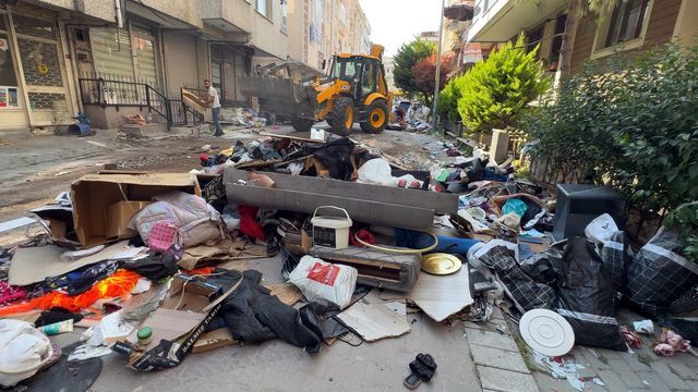 7 Aydır Kira Alamayan Ev Sahibi, Dairedeki Eşyaları Sokağa Attı (4)
