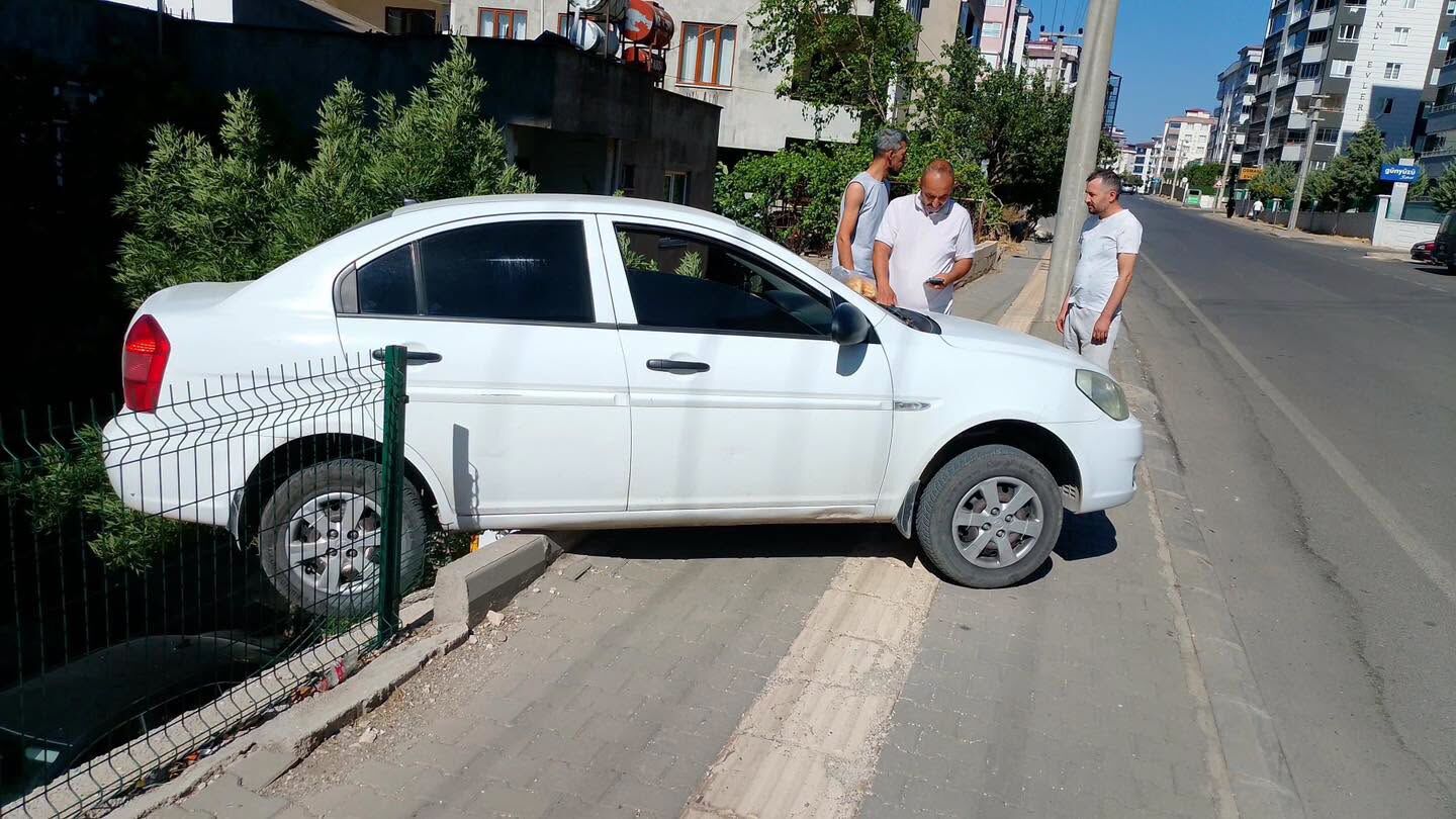 Kahramanmaraş'ta el freni çekilmeyen otomobil, istinat duvarında asılı kaldı