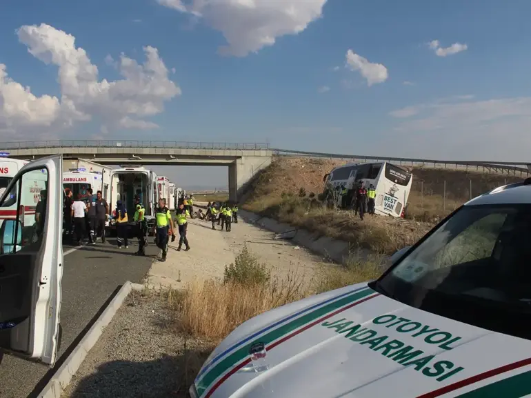 Aksaray'da 1 Kişinin Öldüğü, 43 Kişinin Yaralandığı Otobüs Kazasında, Şoför Tutuklandı