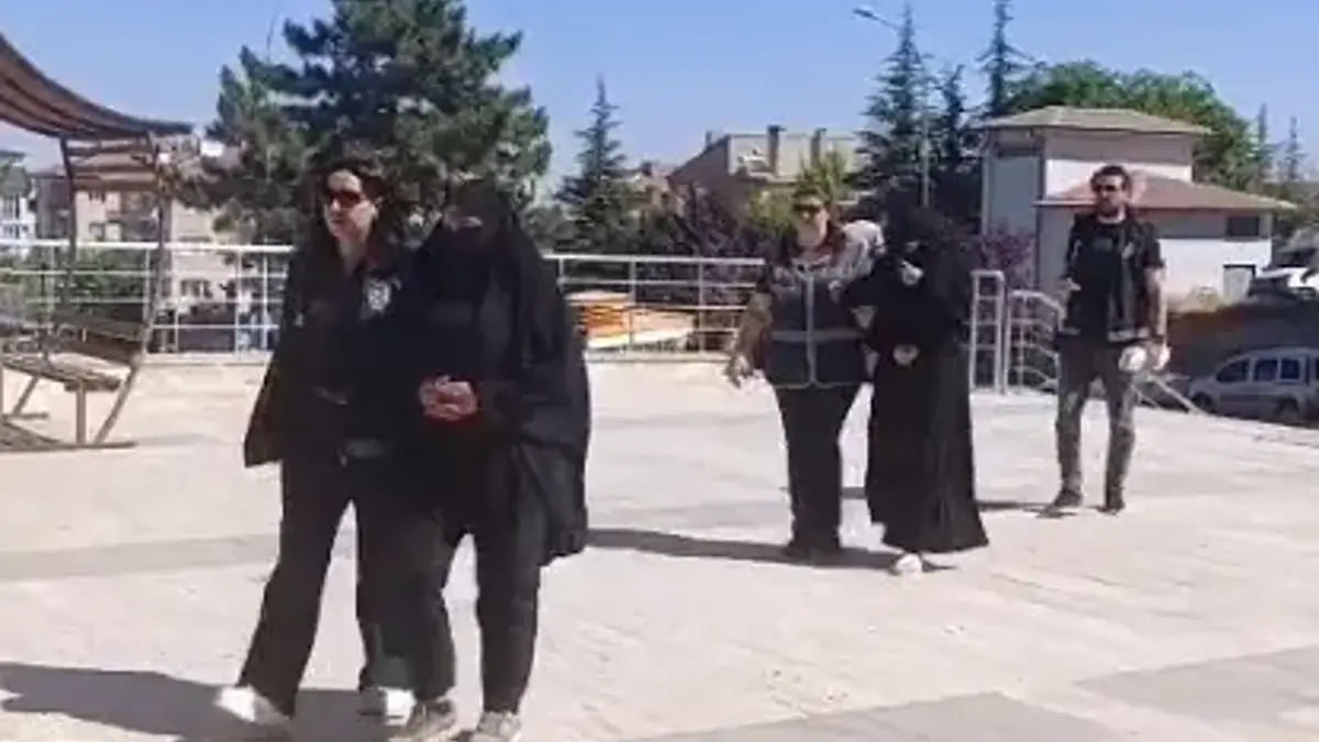 Altınlarla Kaçmaya Çalışan Gelin Ve Iş Birlikçisi Yakalandı