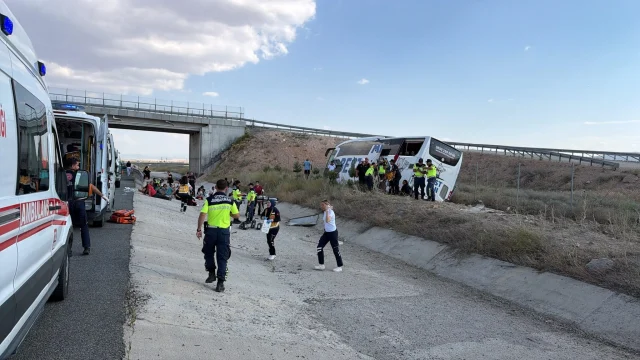 Ankara Niğde Otoyolu'nda Yolcu Otobüsü Devrildi 40 Yaralı (2)
