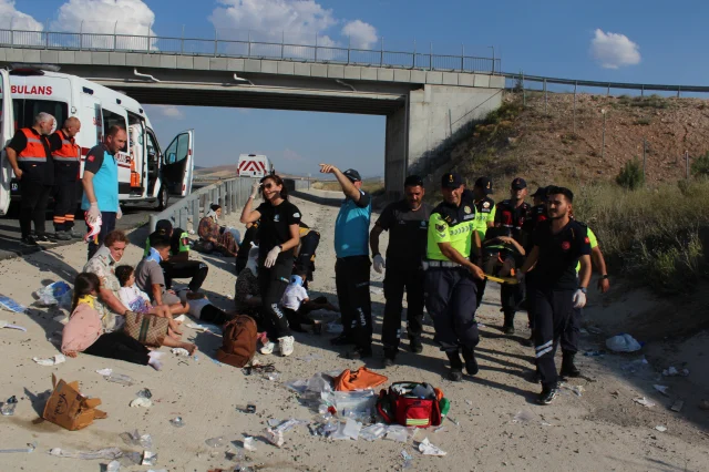 Ankara Niğde Otoyolu'nda Yolcu Otobüsü Devrildi 40 Yaralı (3)