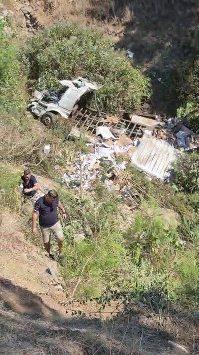 Antalya Kumluca'da Kamyon Şarampole Yuvarlandı! Sürücü Yaşamını Yitirdi (1)