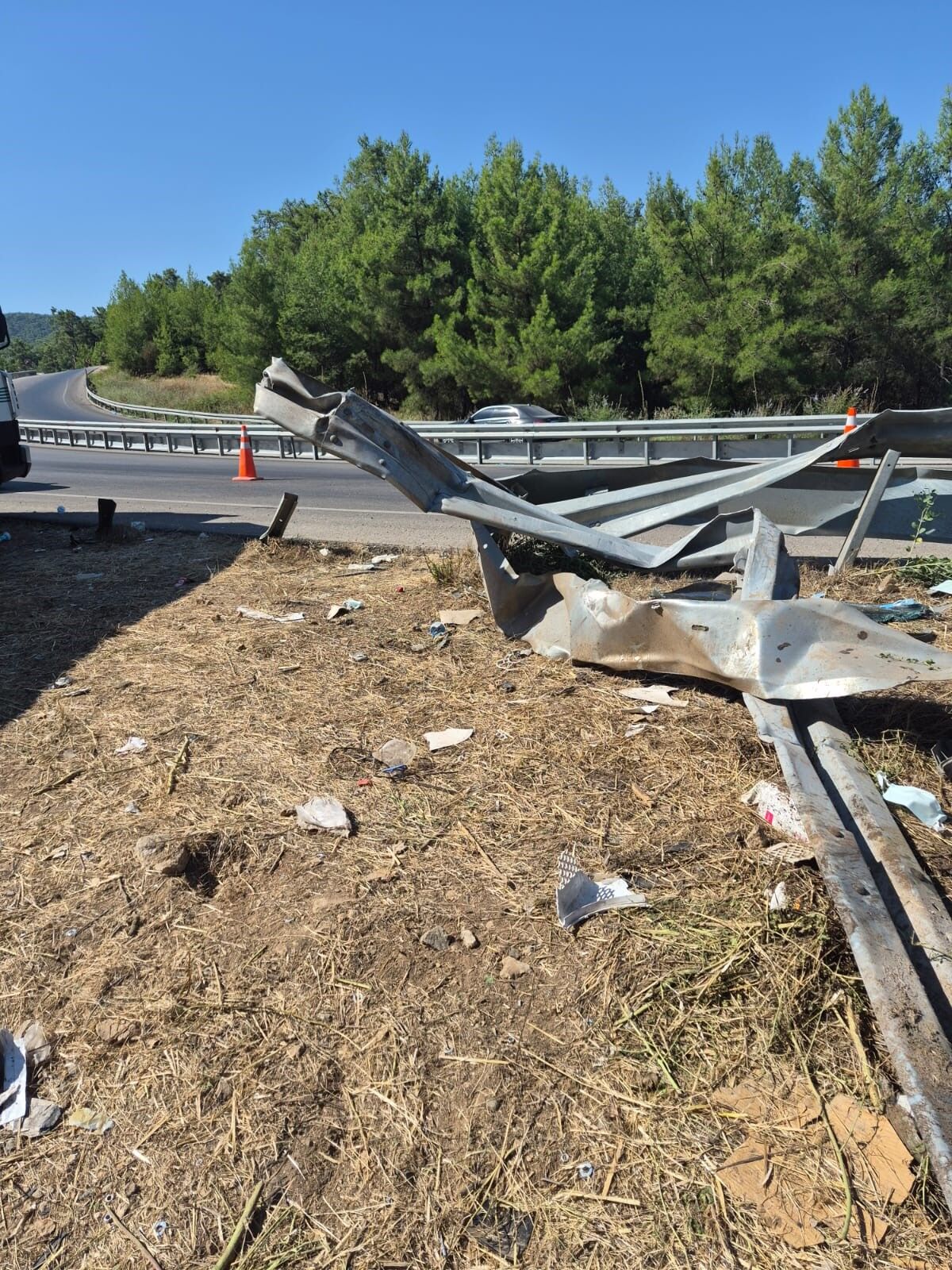 Antalya Kumluca'da Kamyon Şarampole Yuvarlandı! Sürücü Yaşamını Yitirdi (3)