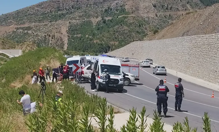Antalya'da Kamyonet, Uçuruma Yuvarlandı; Aynı Aileden 5 Kişi Öldü, 2 Yaralı