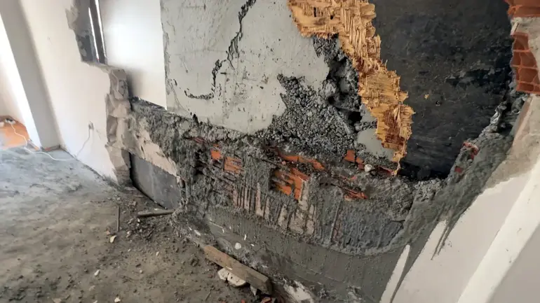 Avcılar’da Mikser Hortumu Bitişikteki Evin Duvarını Deldi; Salon Betonla Doldu 1