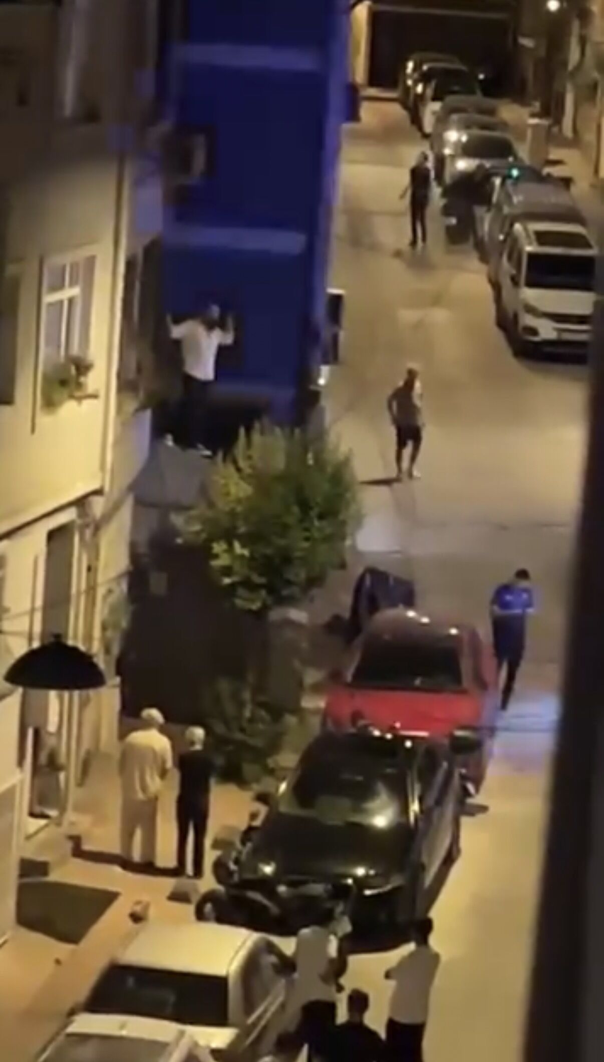 Beyoğlu'nda Eski Sevgili Dehşeti! Pencereye Tırmanıp Mahalleyi Ayağa Kaldırdı (1)