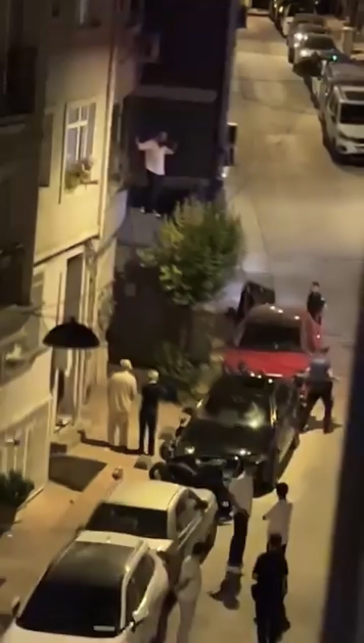 Beyoğlu'nda Eski Sevgili Dehşeti! Pencereye Tırmanıp Mahalleyi Ayağa Kaldırdı (3)