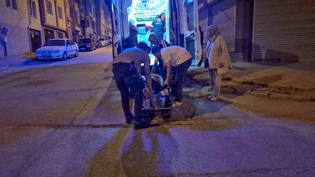 Bunalıma Girdiğini Söyledi, Karnına Bıçağı Sapladı-1