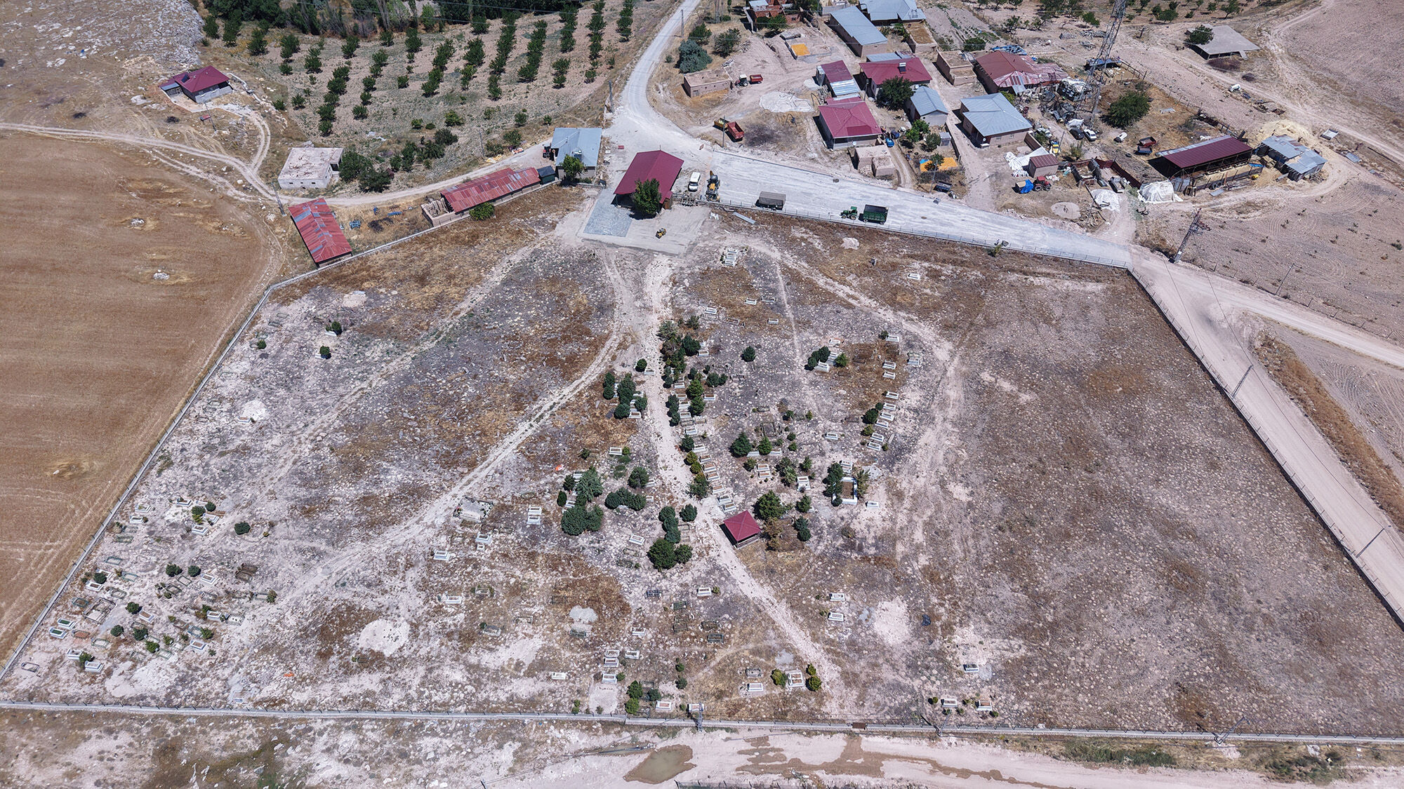 Büyükşehir, Elbistan İncecik Mahallesi'nde Mezarlık Yolunu Yeniliyor
