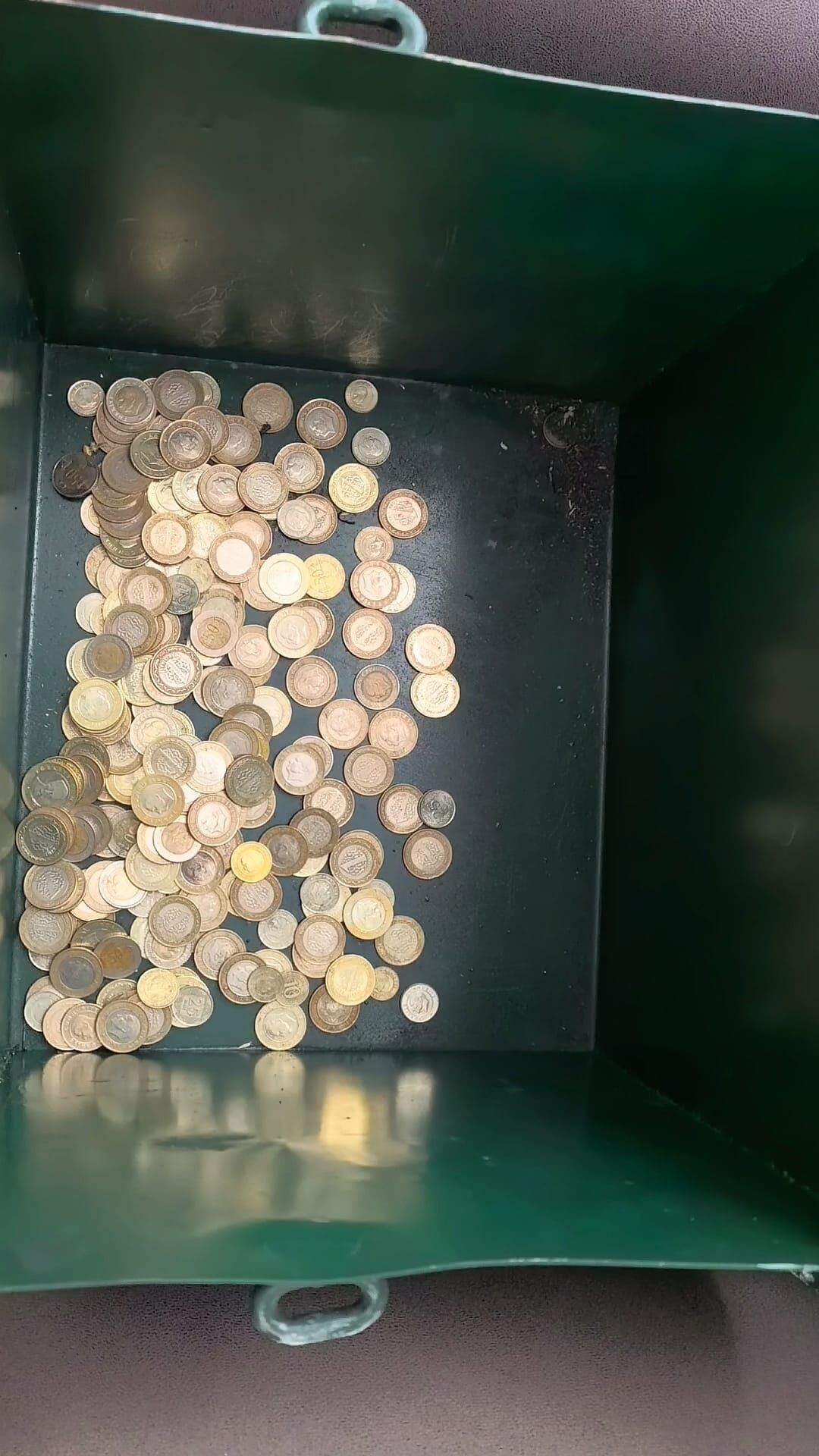 Camiye girdi, kaldırım taşıyla kırdığı yardım kutusundaki 100 bin lirayı çaldı