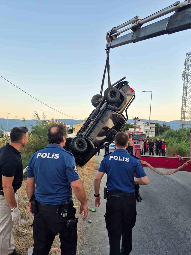 Dereye Uçan Otomobilde 2 Genç Can Verdi (1)
