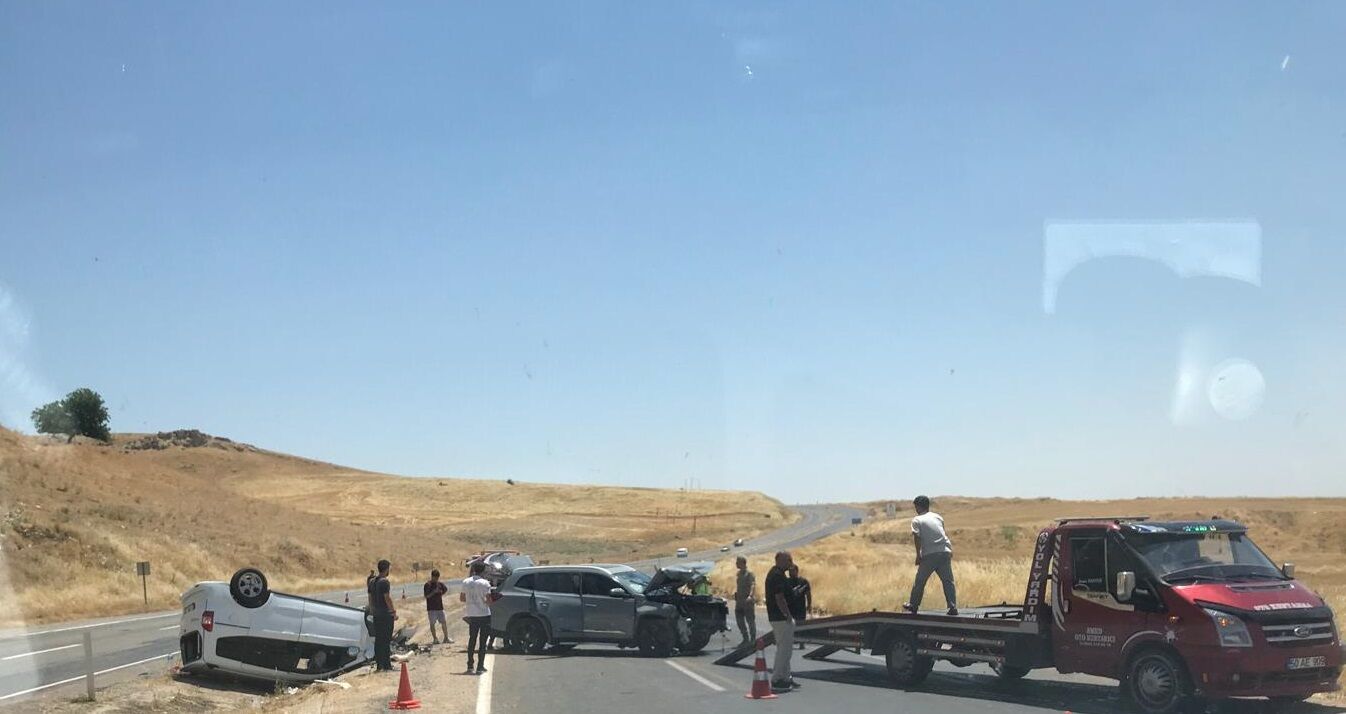 Diyarbakır Silvan'da Cip İle Hafif Ticari Araç Çarpıştı! 1'I Ağır 9 Yaralı (2)