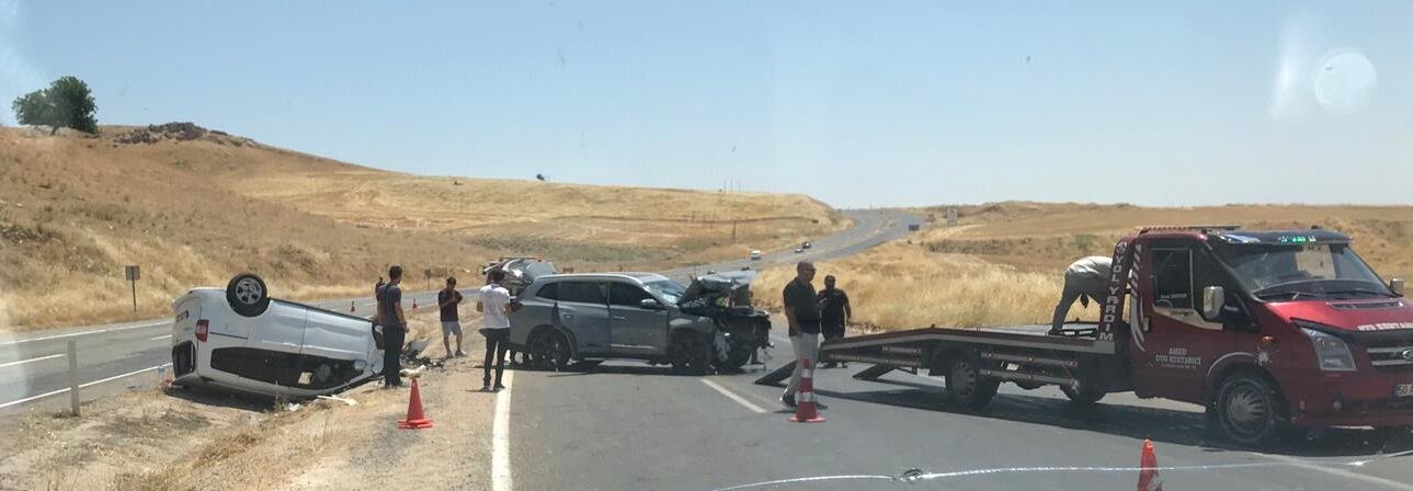 Diyarbakır Silvan'da Cip İle Hafif Ticari Araç Çarpıştı! 1'I Ağır 9 Yaralı (3)
