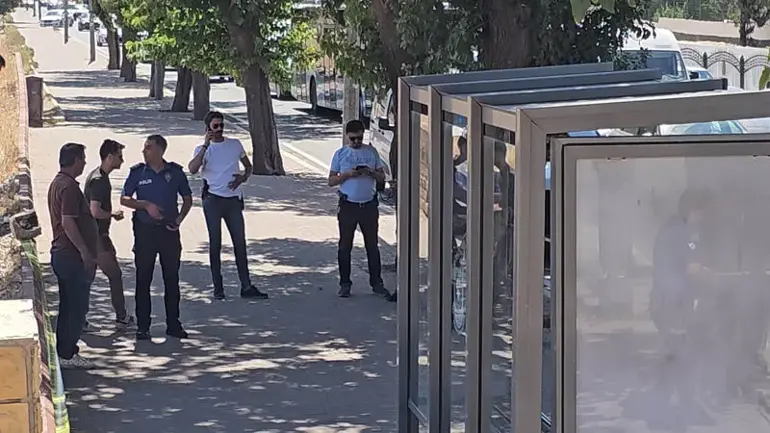 Durakta Bekleyen Eşini Vurdu, Polise Teslim Oldu