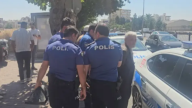 Durakta bekleyen eşini tabancayla vurdu