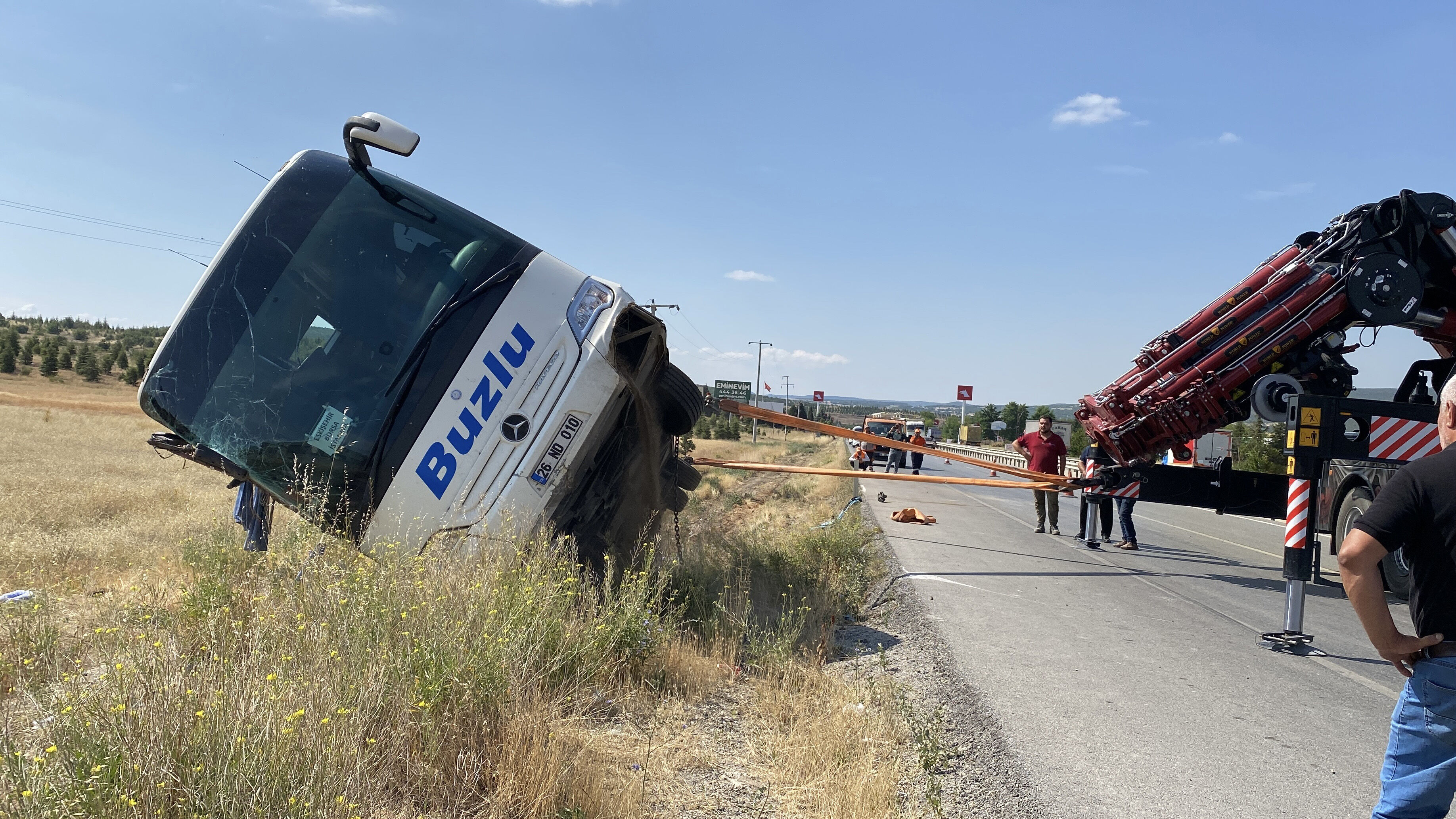 Eskişehir’de yolcu otobüsü şarampole devrildi: 24 yaralı