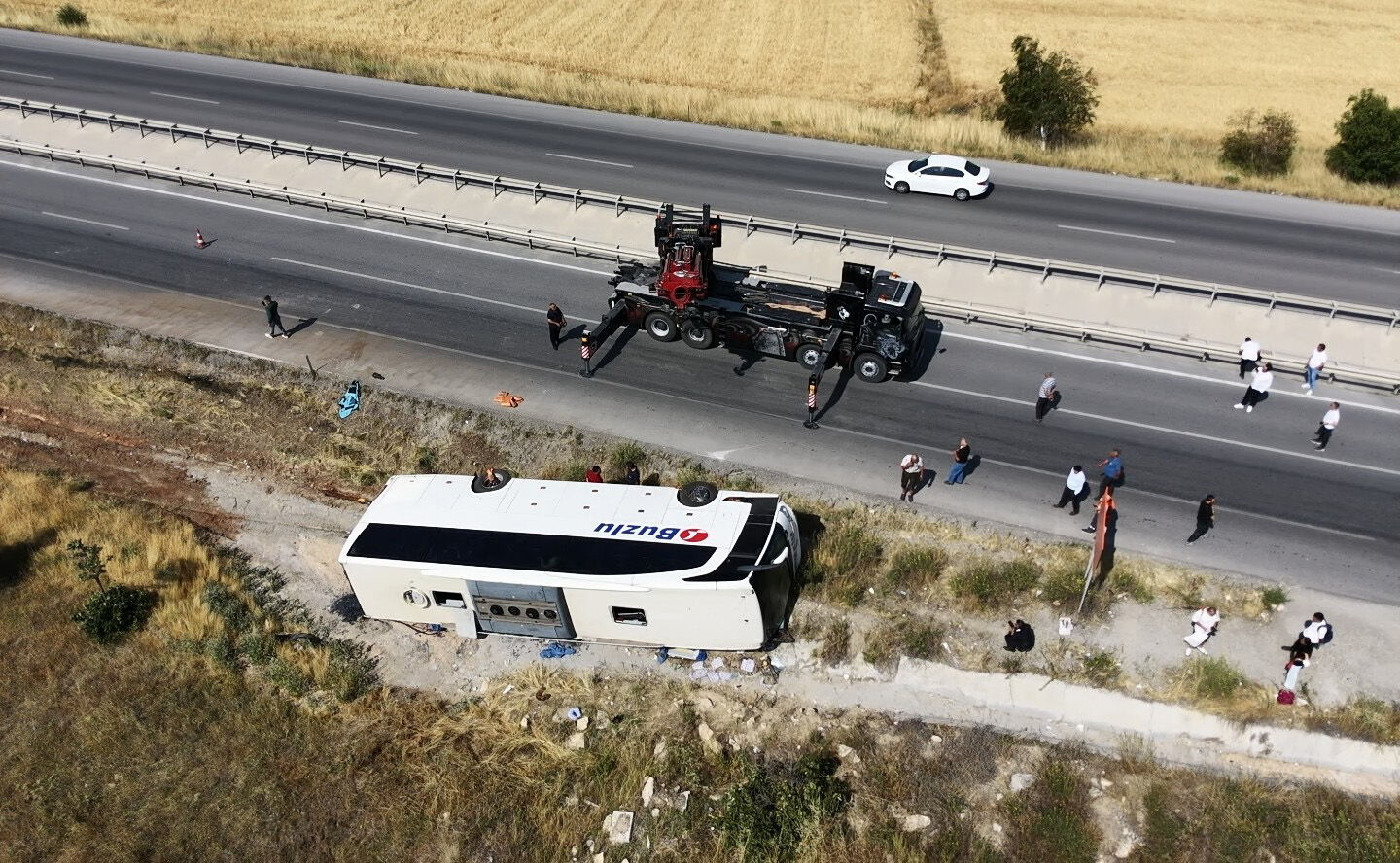 Yolcu otobüsü şarampole devrildi: 24 yaralı
