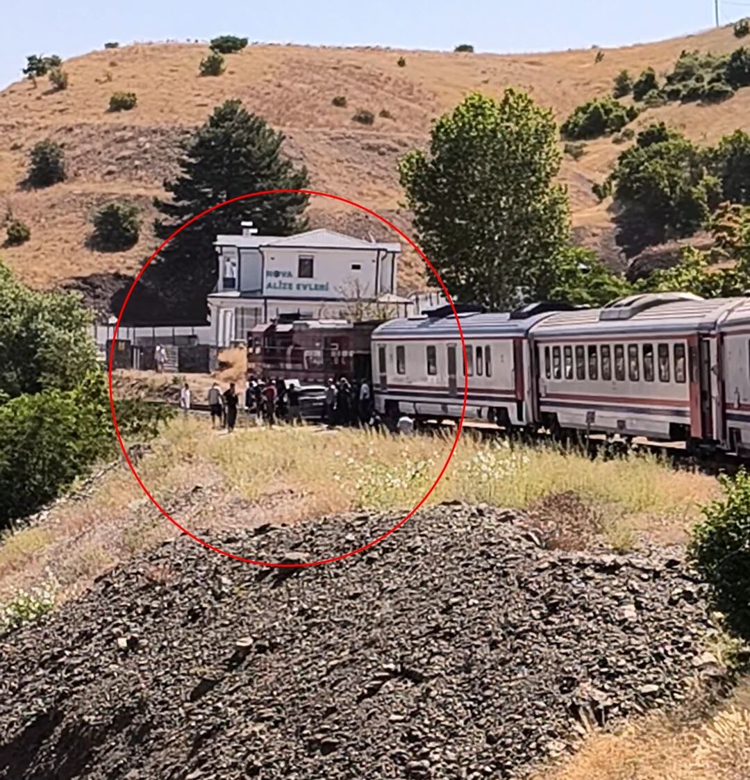 Elazığ'da Yolcu Treni Hemzemin Geçitte Otomobile Çarptı! (2)