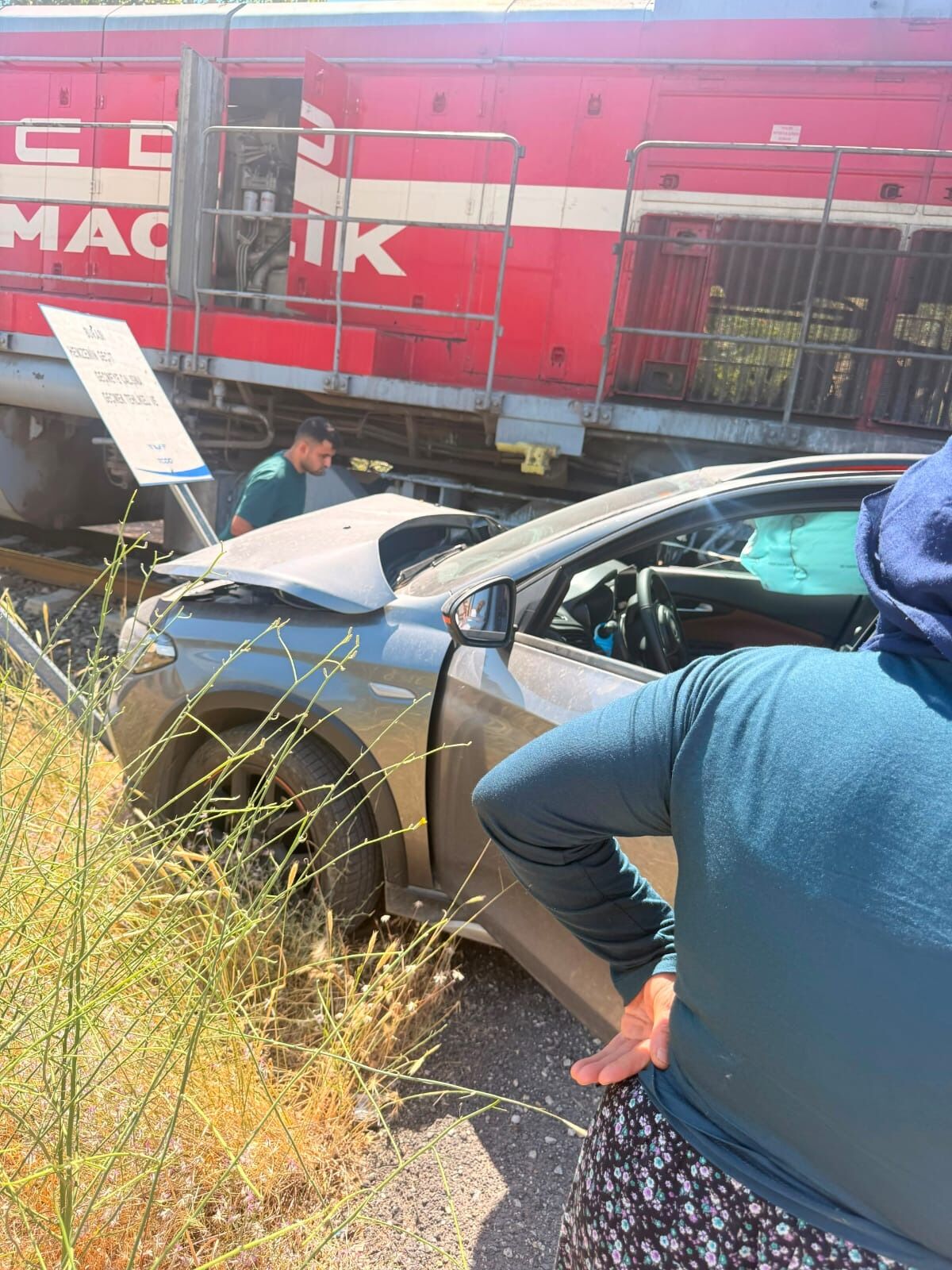 Elazığ'da Yolcu Treni Hemzemin Geçitte Otomobile Çarptı! (3)