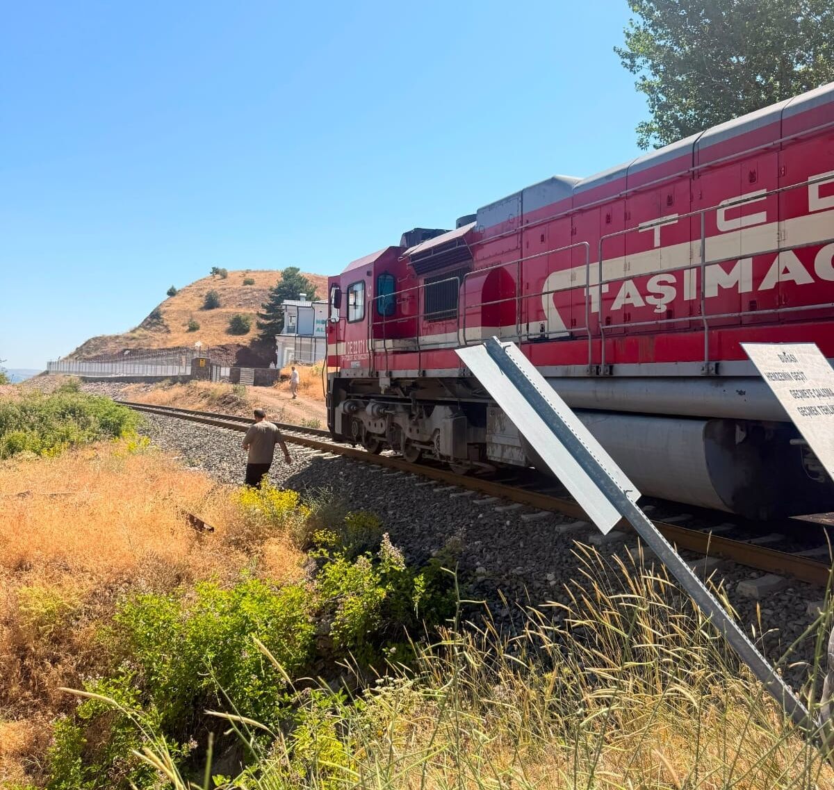 Elazığ'da Yolcu Treni Hemzemin Geçitte Otomobile Çarptı! (4)