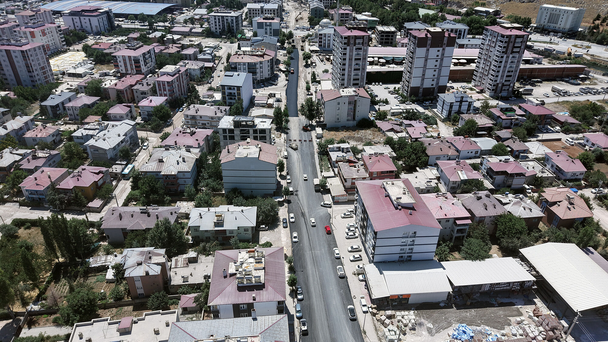 Büyükşehir, Elbistan Söğütlü Caddesi’ni Modern Görünümüne Kavuşturuyor