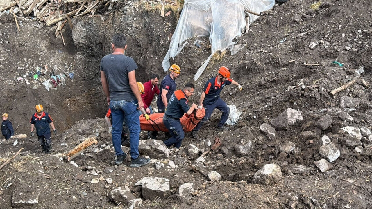 Eskişehir'de Define Ararken Kazdığı Tünel Çöktü! 2 Çocuk Babası Hayatını Kaybetti (1)