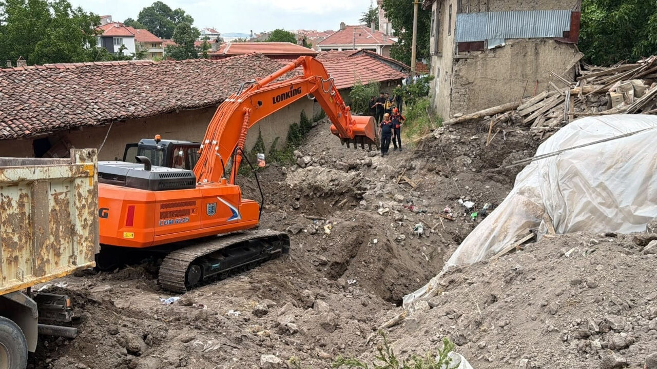 Eskişehir'de Define Ararken Kazdığı Tünel Çöktü! 2 Çocuk Babası Hayatını Kaybetti (4)