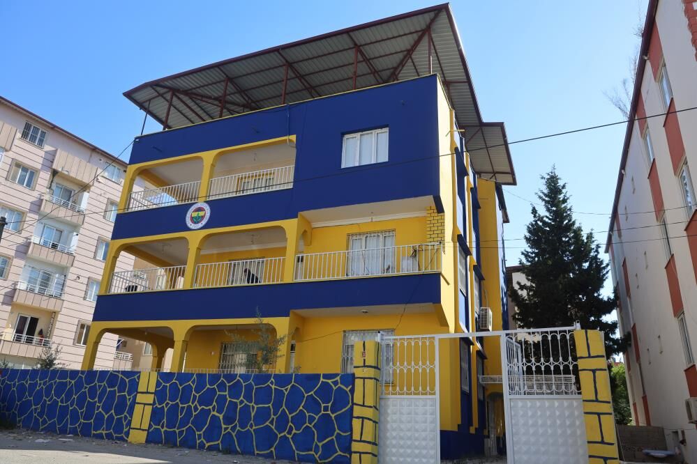 Fanatik Ailenin Sarı Laciverte Boyatıp, Amblem Koydurduğu ‘Fenerbahçeli Ev’ Simge Haline Geldi 1