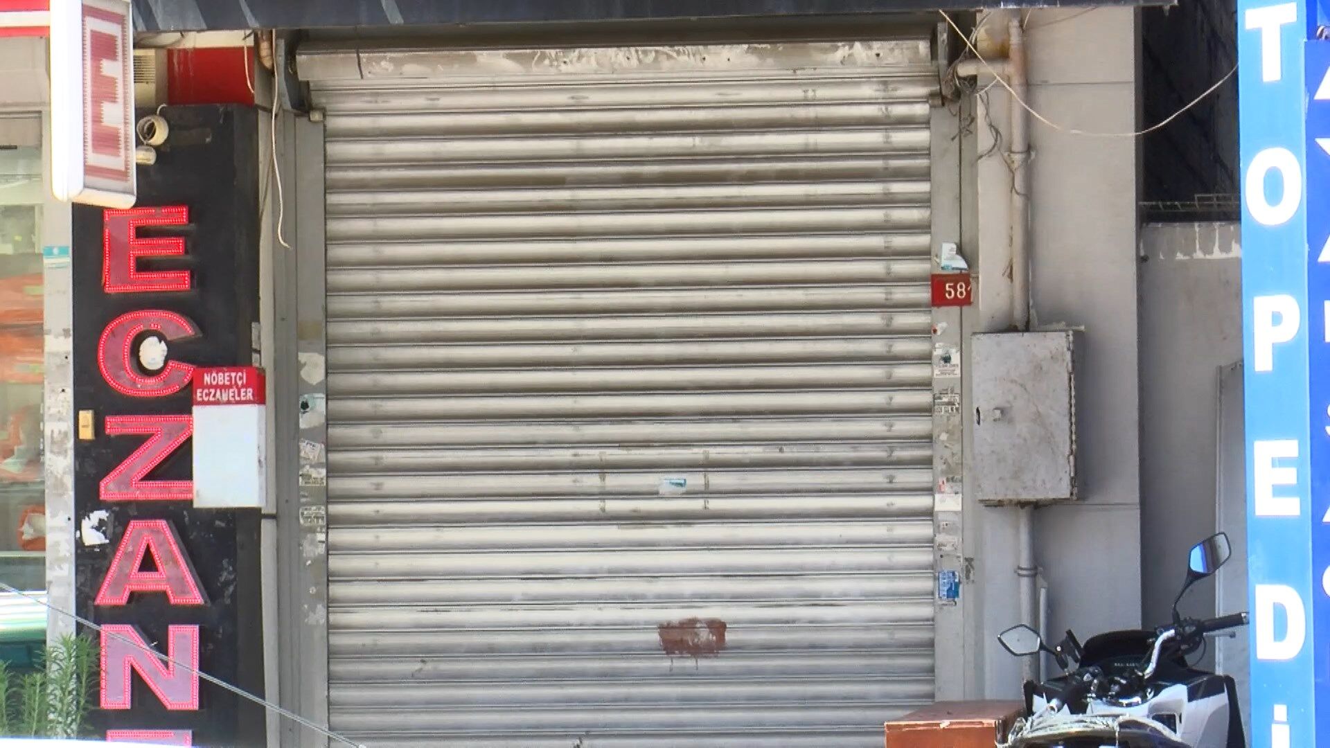 Gaziosmanpaşa'da ecza deposuna silahlı saldırı: Şüpheli kaçarken İETT otobüsüne çarptı-1