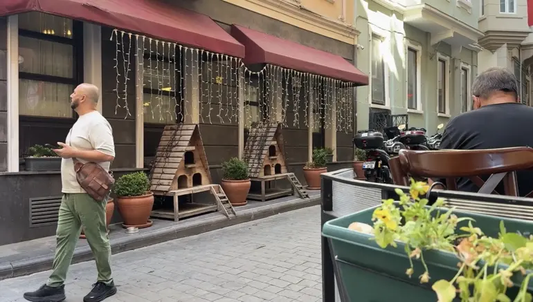 Galata’da 22 Yaşındaki Aşçı Esmanur Otelin Terasından Düşerek Hayatını Kaybetti