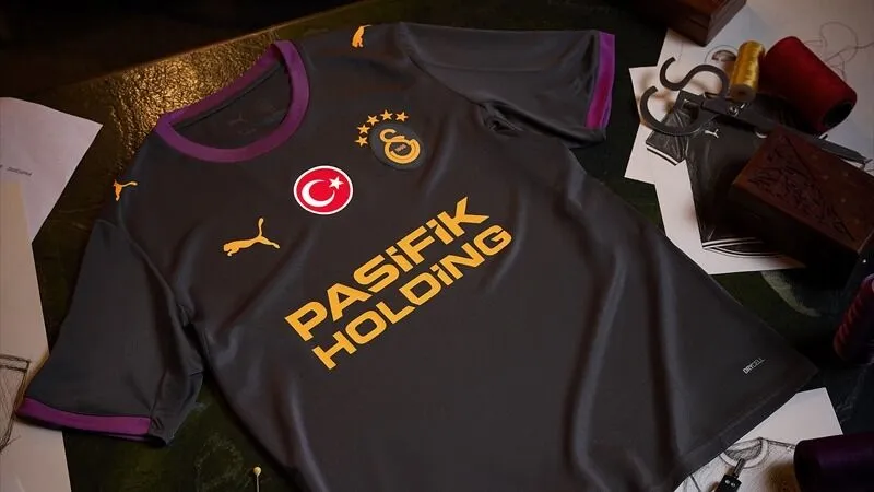 Galatasaray'ın 2026 2027 Sezonu Formaları Tanıtıldı! İşte Yeni Tasarımlar (1)-1