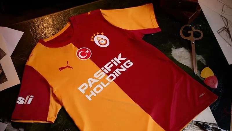 Galatasaray'ın 2026 2027 Sezonu Formaları Tanıtıldı! İşte Yeni Tasarımlar (2)