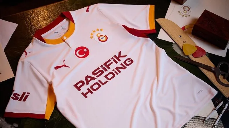 Galatasaray'ın 2026 2027 Sezonu Formaları Tanıtıldı! İşte Yeni Tasarımlar (3)