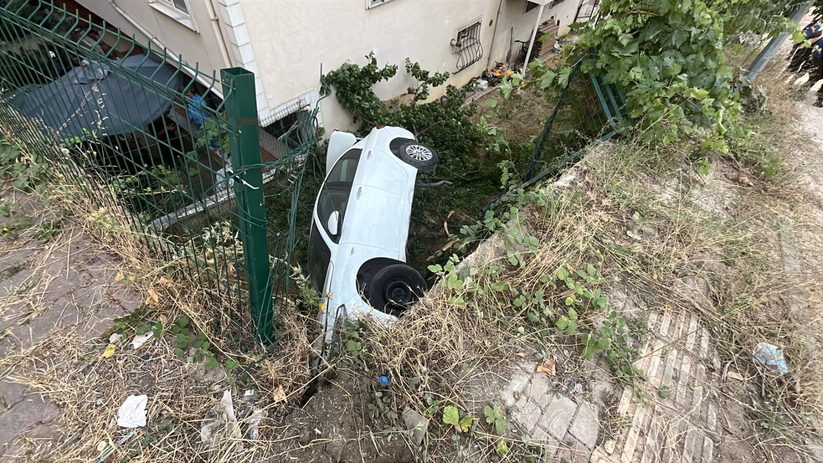 Gebze'de Kontrolden Çıkan Otomobil Apartman Bahçesine Uçtu! (1)