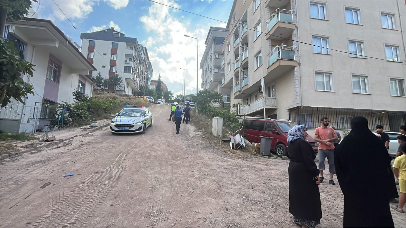 Gebze'de Kontrolden Çıkan Otomobil Apartman Bahçesine Uçtu! (2)