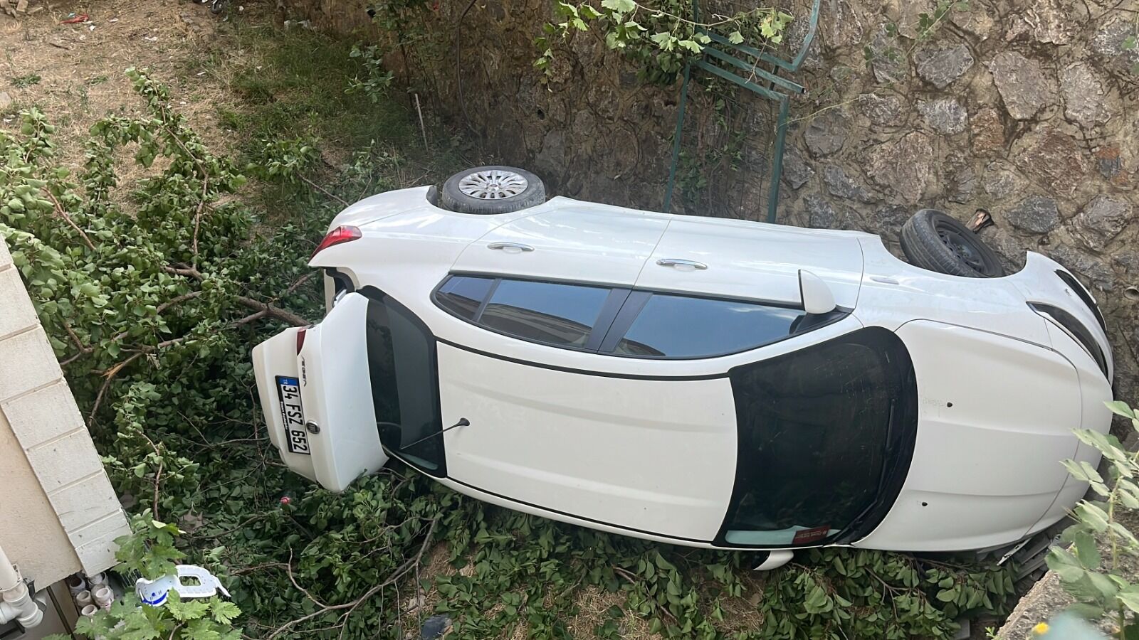 Gebze'de Kontrolden Çıkan Otomobil Apartman Bahçesine Uçtu! (3)