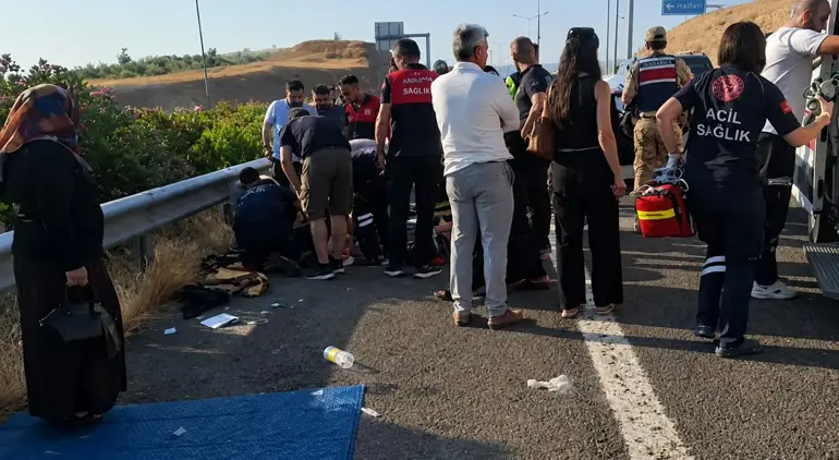 Hafif Ticari Araç Ile Otomobil Çarpıştı, 2 Ölü 9 Yaralı (1)